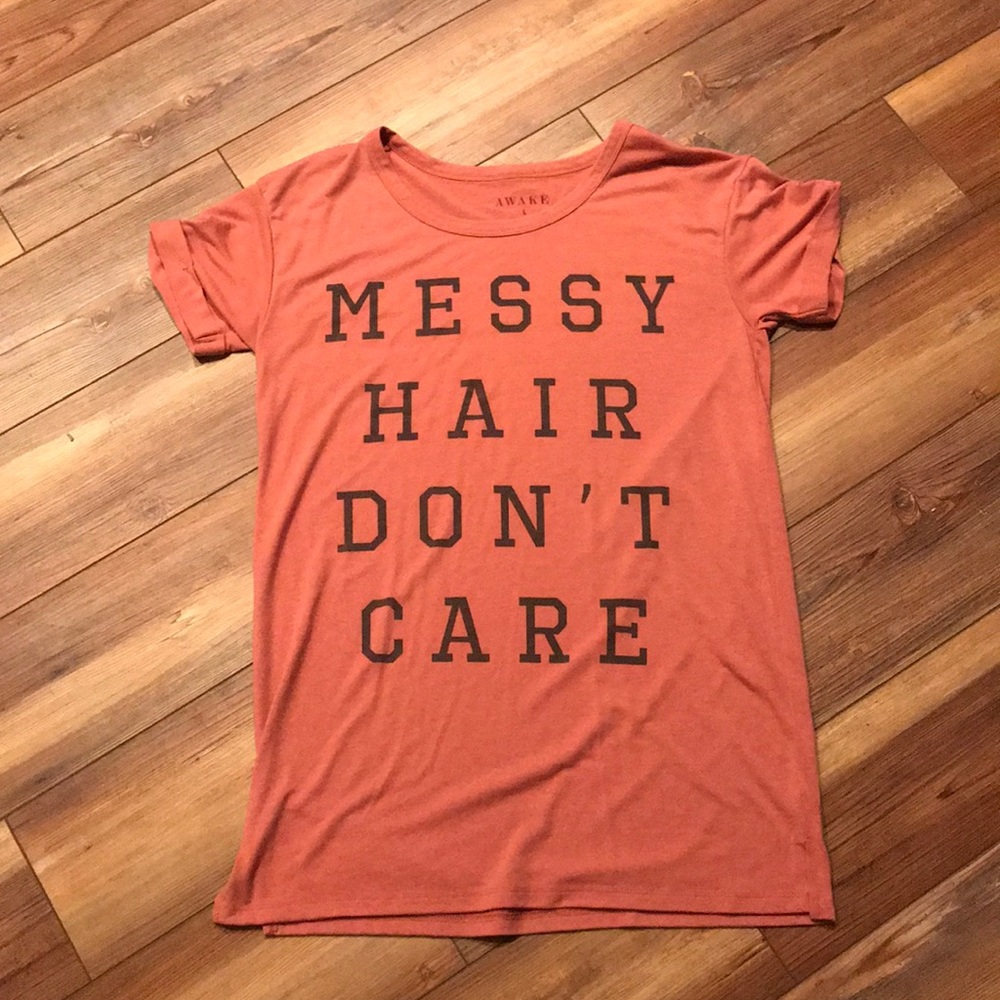 “Messy Hair Don’t Carr” t-shirt. Cuffed sleeves.